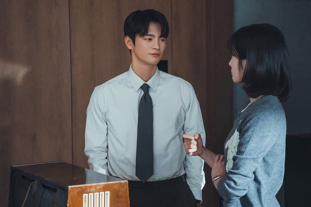 Park Ji-hyun as Cha Ji-yun in an office scene from See You at Work Tomorrow